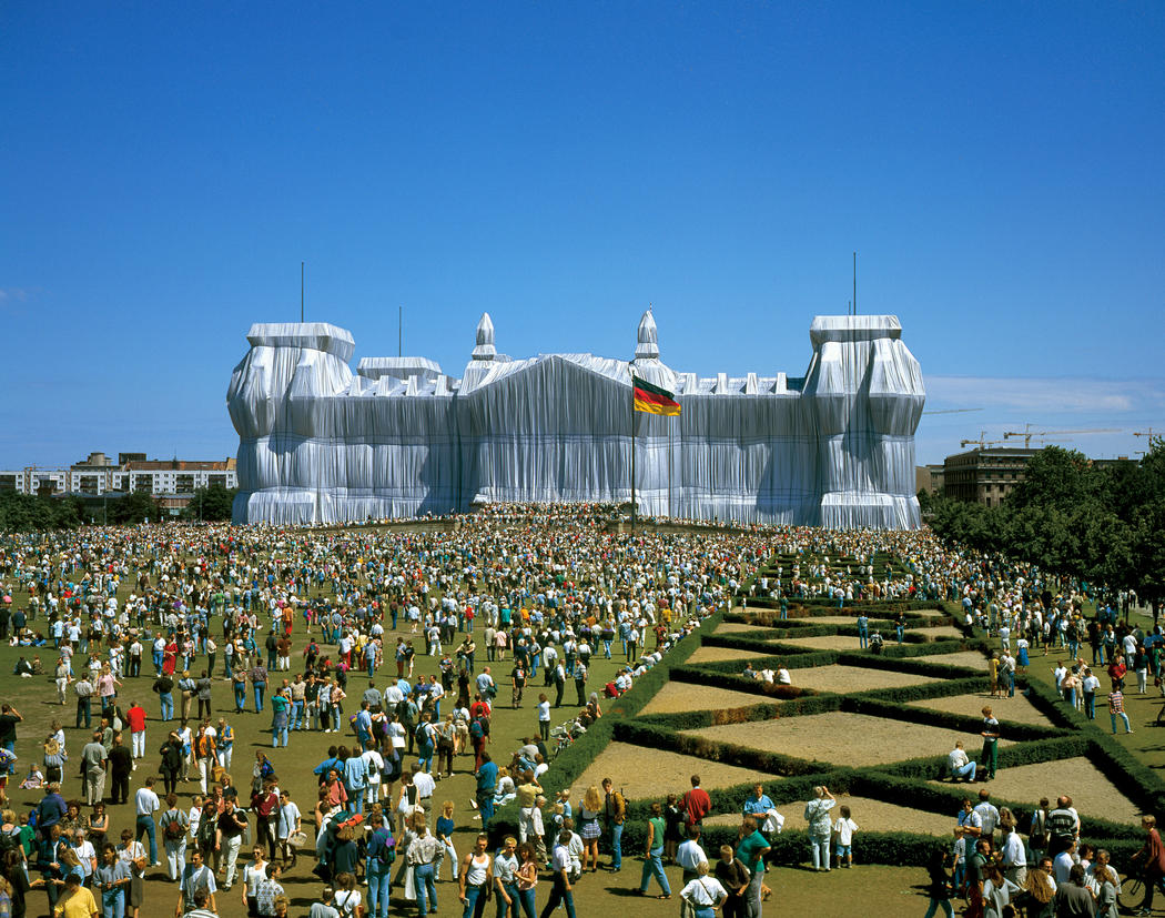 Christo e Jeanne-Claude, Wrapped Reichstag (1971-1975; Berlino). Ph. Credit Wolfgang Volz
