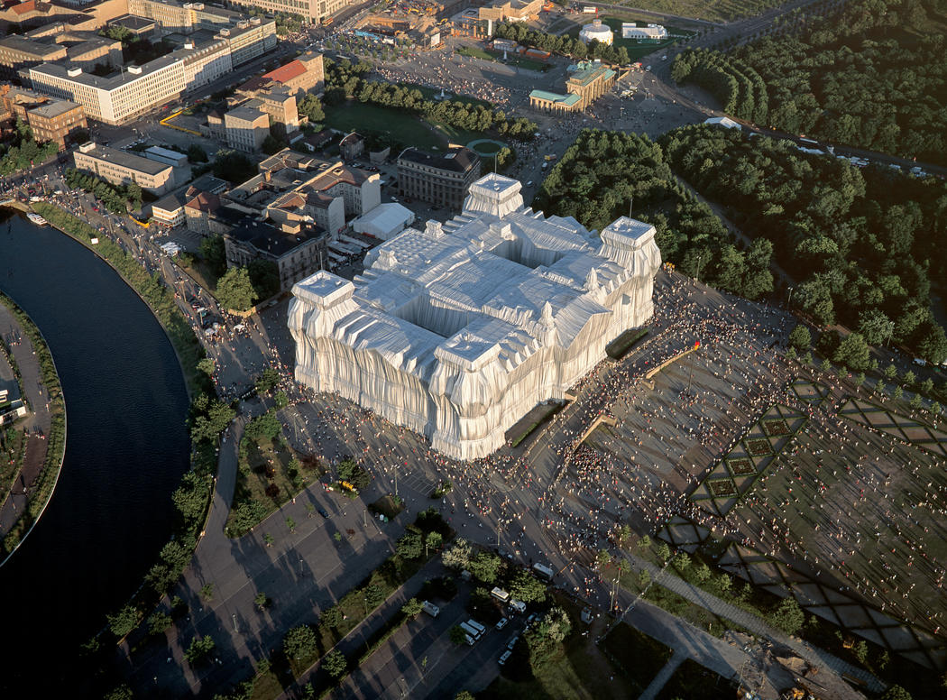 Christo e Jeanne-Claude, Wrapped Reichstag (1971-1975; Berlino). Ph. Credit Wolfgang Volz
