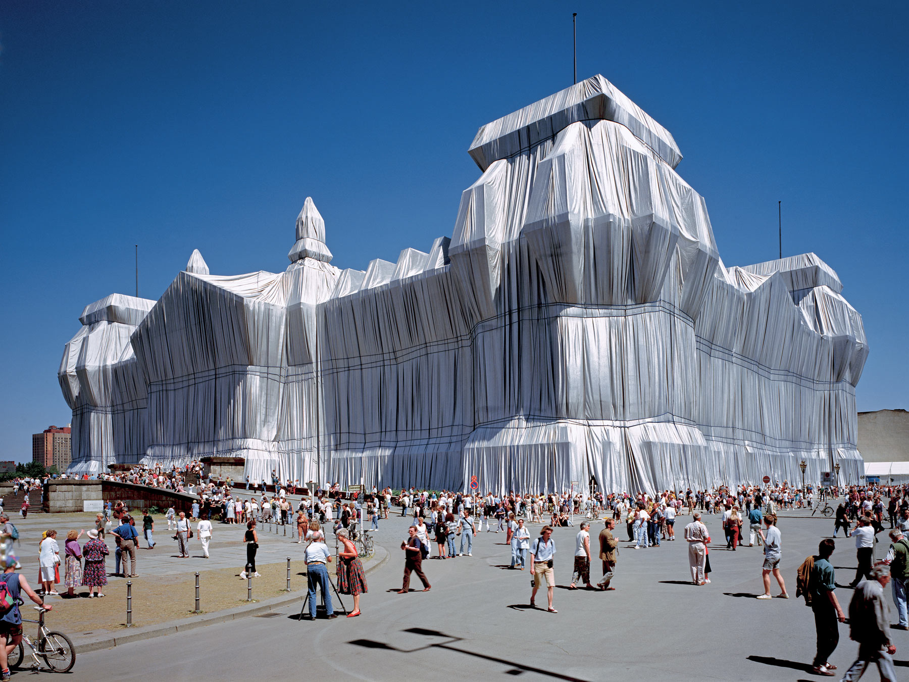Christo e Jeanne-Claude, Wrapped Reichstag (1971-1975; Berlino). Ph. Credit Wolfgang Volz
