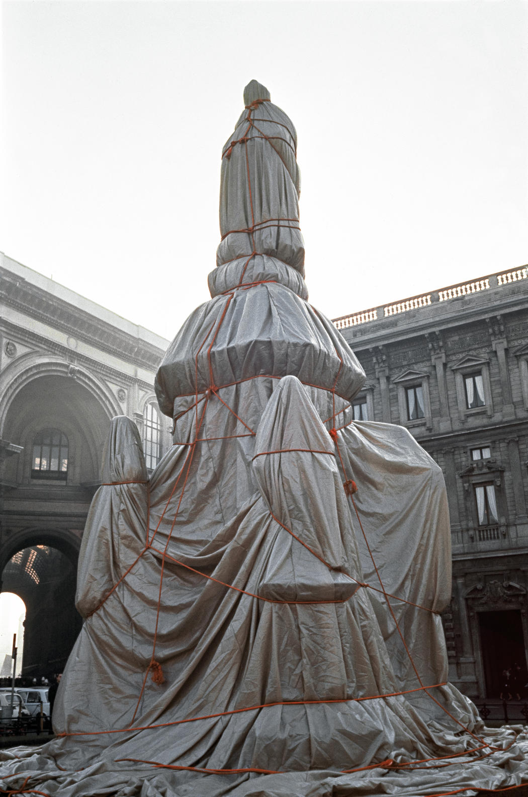 Christo e Jeanne-Claude, Wrapped Monument to Leonardo da Vinci (1970; Milano). Ph. Credit Shunk-Kender
