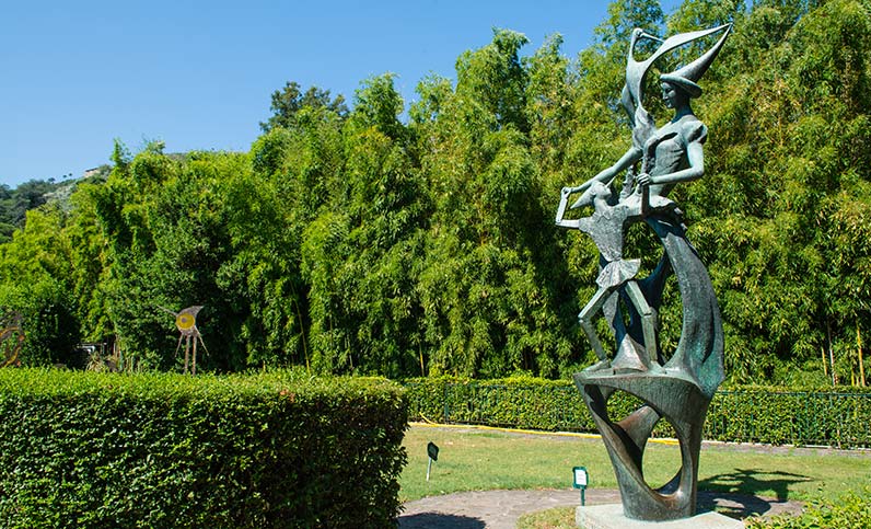 Emilio Greco, Pinocchio e la fatina (1956; bronzo; Collodi, Parco monumentale di Pinocchio)
