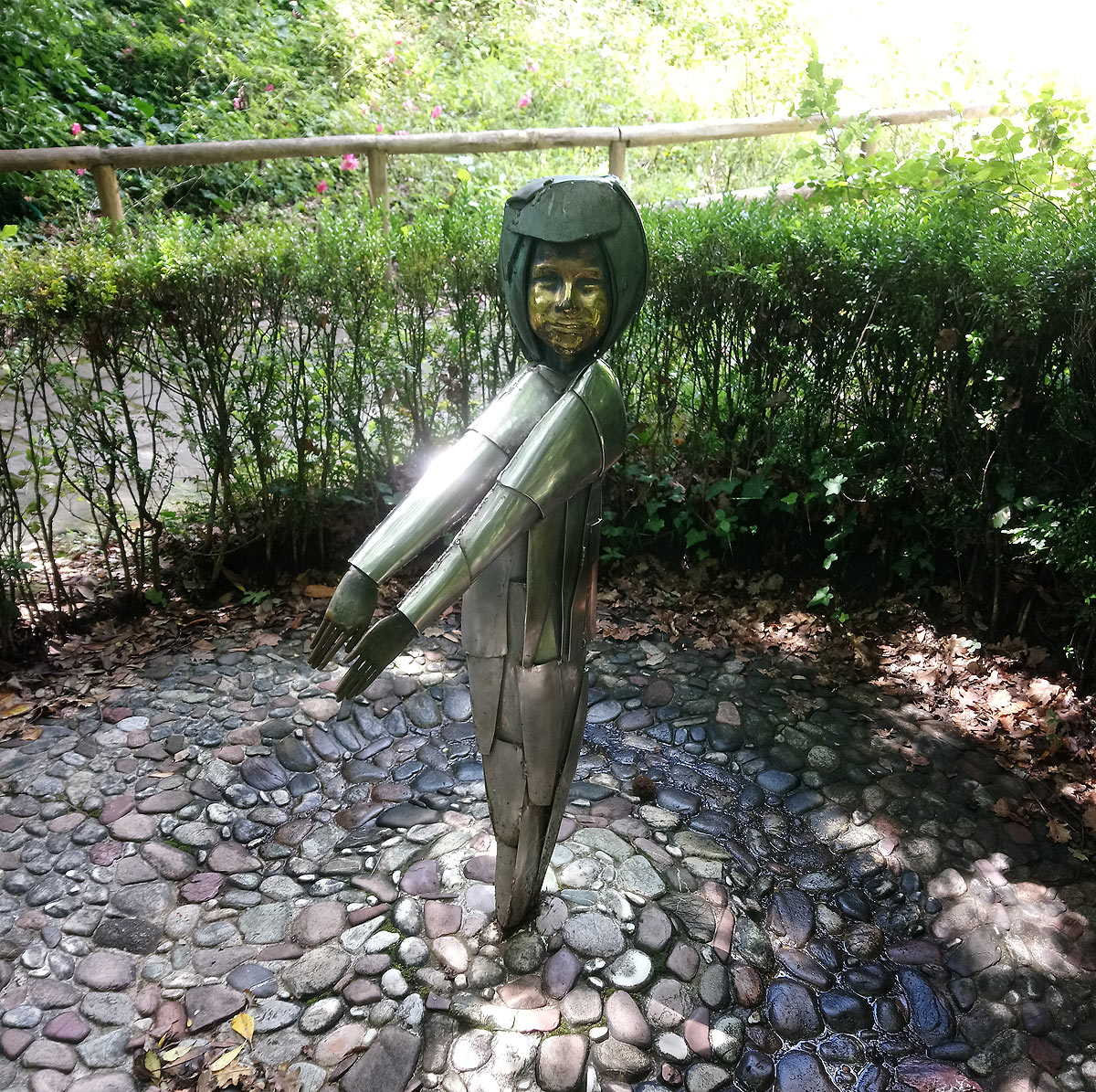 Pietro Consagra, La fata bambina (1963; bronzo; Collodi, Parco monumentale di Pinocchio)
