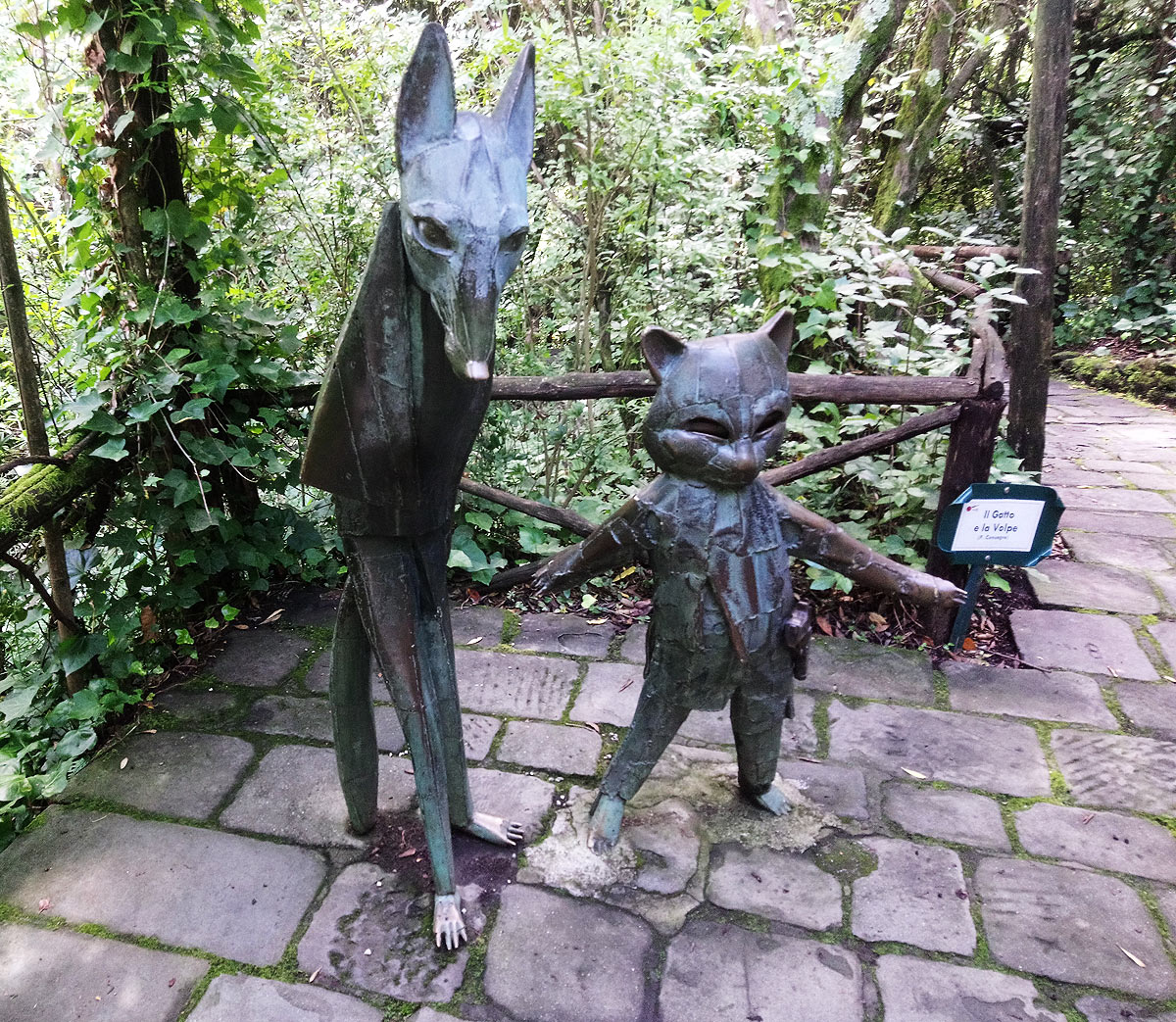 Pietro Consagra, Il gatto e la volpe (1963; bronzo; Collodi, Parco monumentale di Pinocchio)
