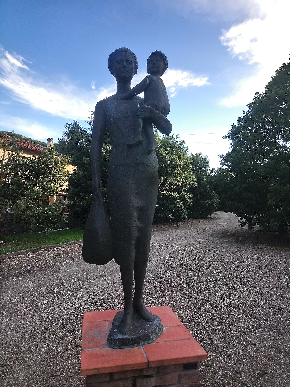 Quinto Martini, A mia madre (fine anni Cinquanta del XX secolo; bronzo, 195 x 61 x 44 cm; Seano, Parco-Museo Quinto Martini)
