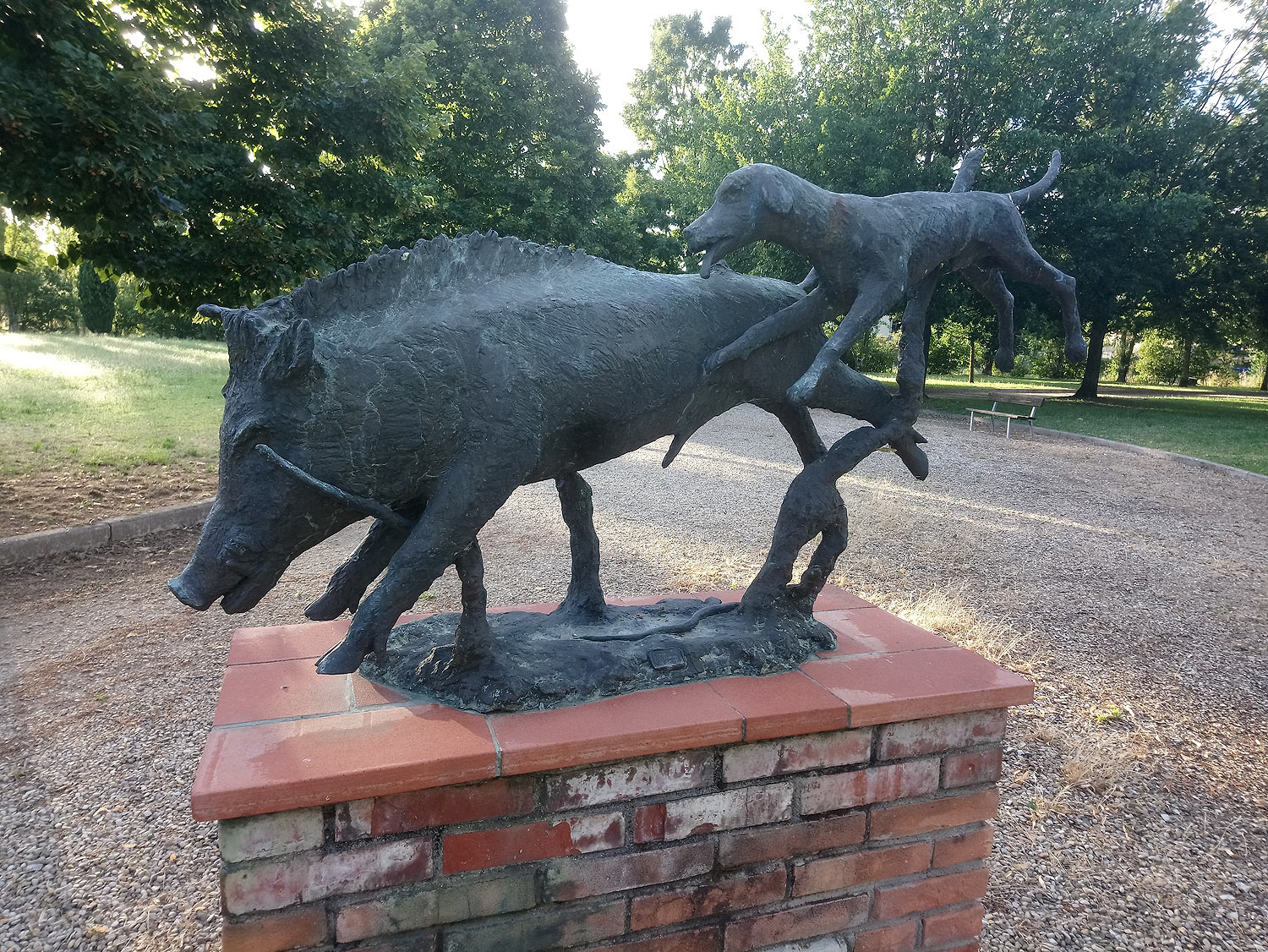 Quinto Martini, Caccia al cinghiale (anni Ottanta del XX secolo; bronzo, 93 x 150 x 46 cm; Seano, Parco-Museo Quinto Martini)
