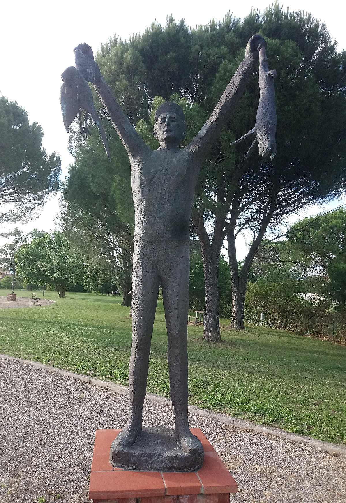 Quinto Martini, Cacciatore (anni Ottanta del XX secolo; bronzo, 230 x 105 x 78 cm; Seano, Parco-Museo Quinto Martini)
