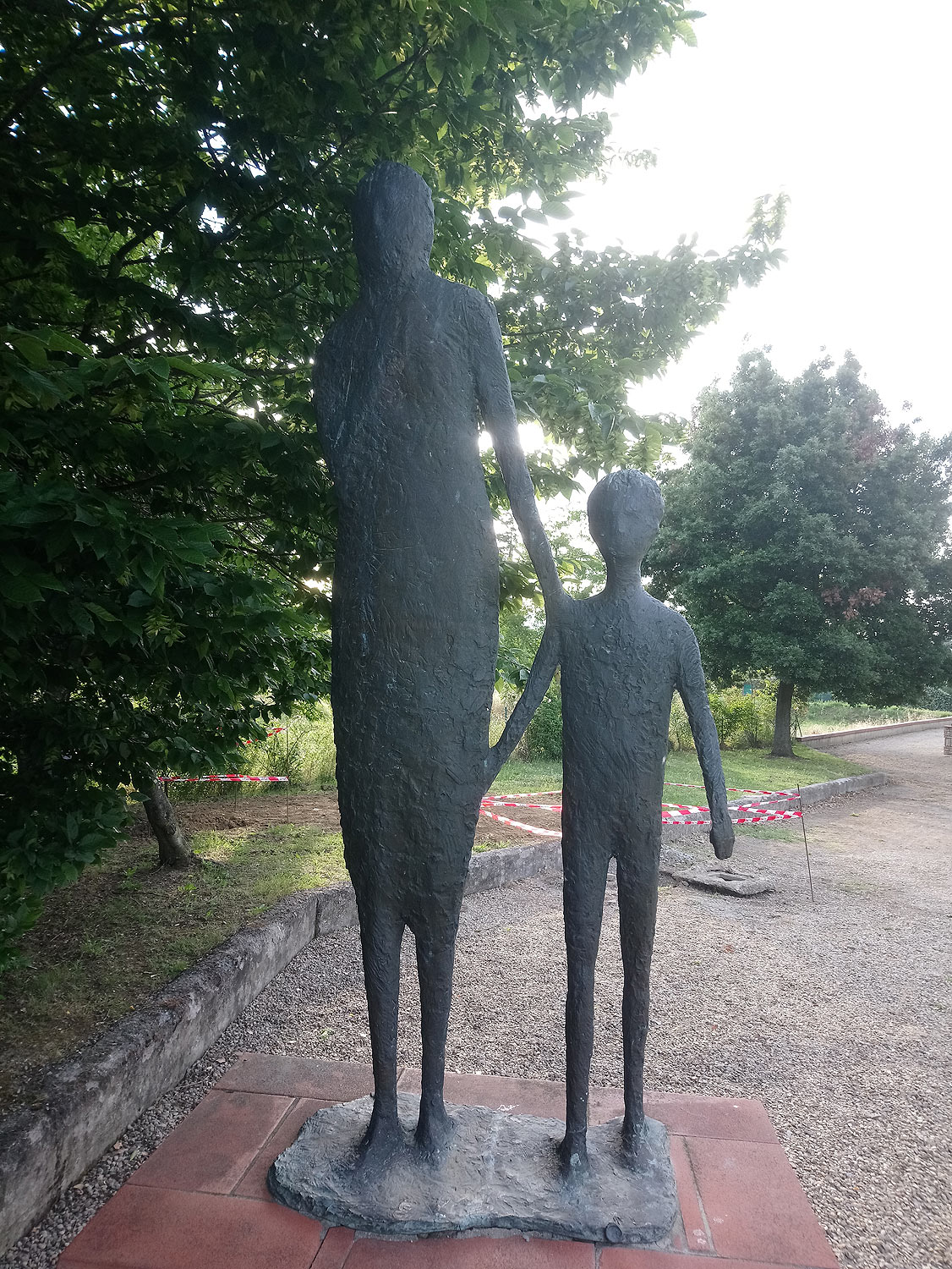 Quinto Martini, Figure nella nebbia (anni Ottanta del XX secolo; bronzo, 178 x 79 x 43 cm; Seano, Parco-Museo Quinto Martini)
