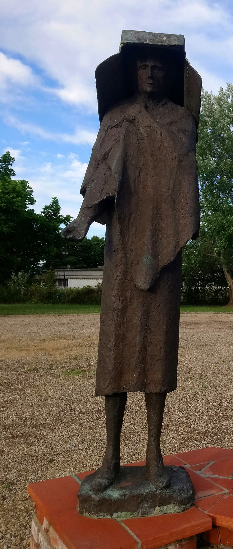 Quinto Martini, Mendicante (1981; bronzo, 185 x 51 x 58 cm; Seano, Parco-Museo Quinto Martini)
