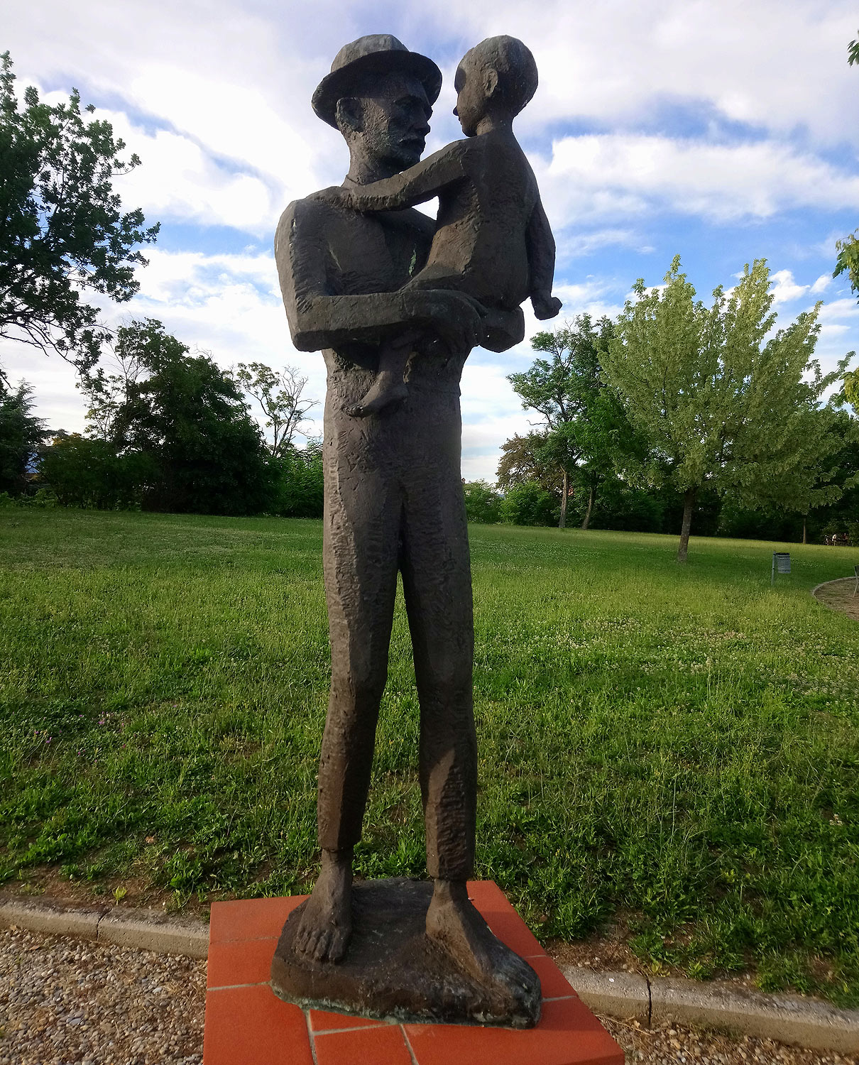 Quinto Martini, Paternità (prima metà degli anni Sessanta del XX secolo; bronzo, 187 x 61 x 50 cm; Seano, Parco-Museo Quinto Martini)
