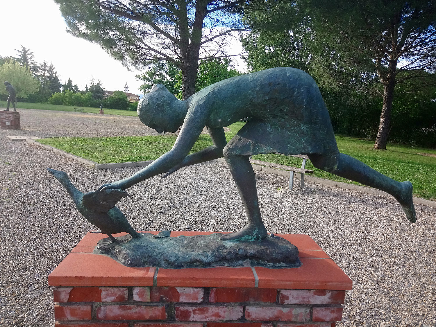 Quinto Martini, Ragazza che prende l'oca (1972-1978; bronzo, 75 x 37 x 148 cm; Seano, Parco-Museo Quinto Martini)
