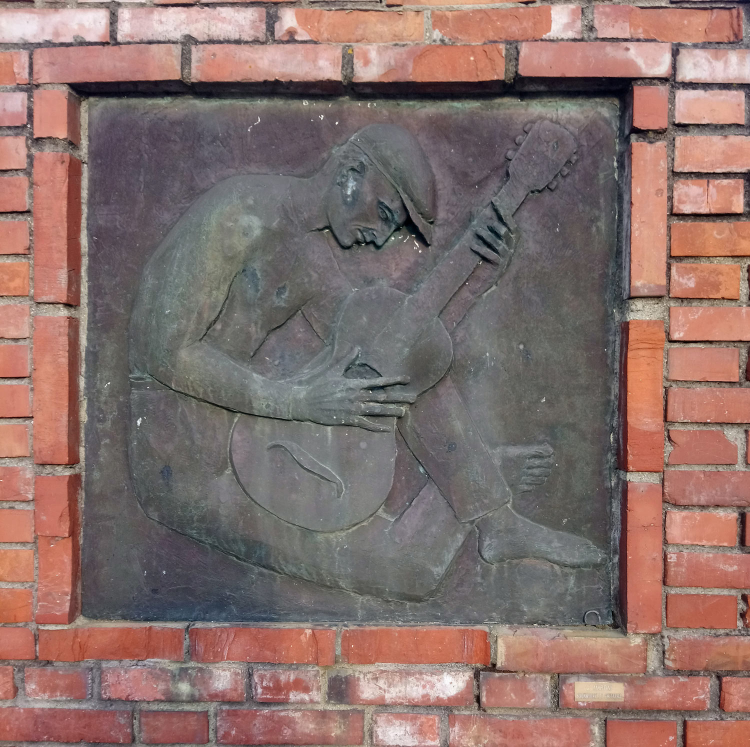 Quinto Martini, Suonatore di chitarra (1946; bronzo, 89 x 90 cm; Seano, Parco-Museo Quinto Martini)
