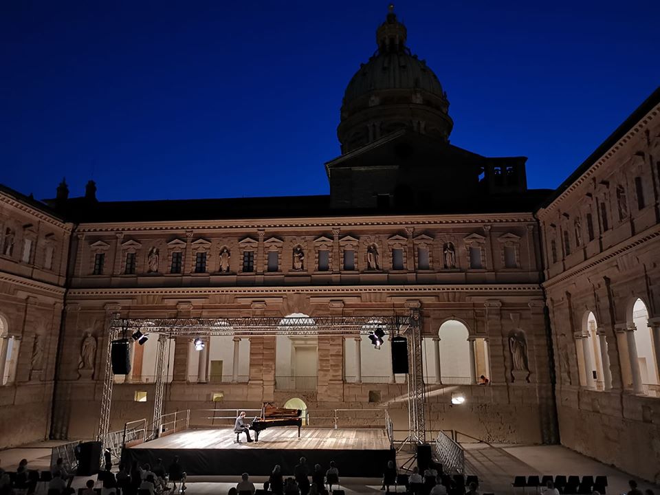 Un concerto ai chiostri di San Pietro di Reggio Emilia
 Un concerto ai chiostri di San Pietro di Reggio Emilia