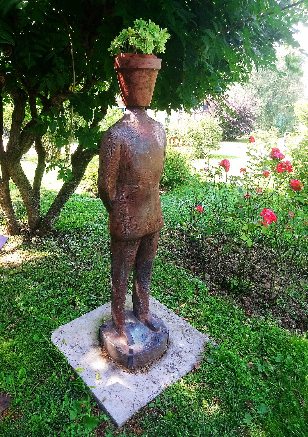 Jean Michel Folon, 25Ã¨me PensÃ©e (1999; bronzo, 168 x 40 x 35 cm; Firenze, Giardino delle Rose)
