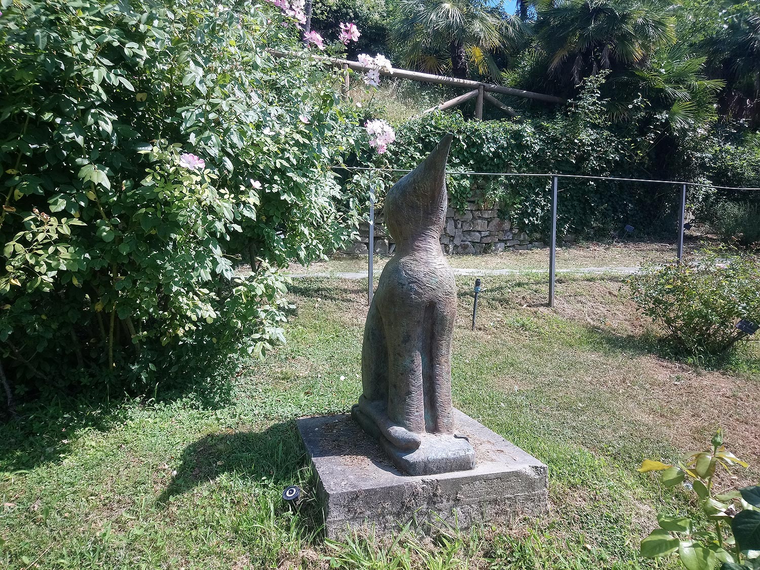 Jean Michel Folon, Chat-oiseau (1994; bronzo; Firenze, Giardino delle Rose)
