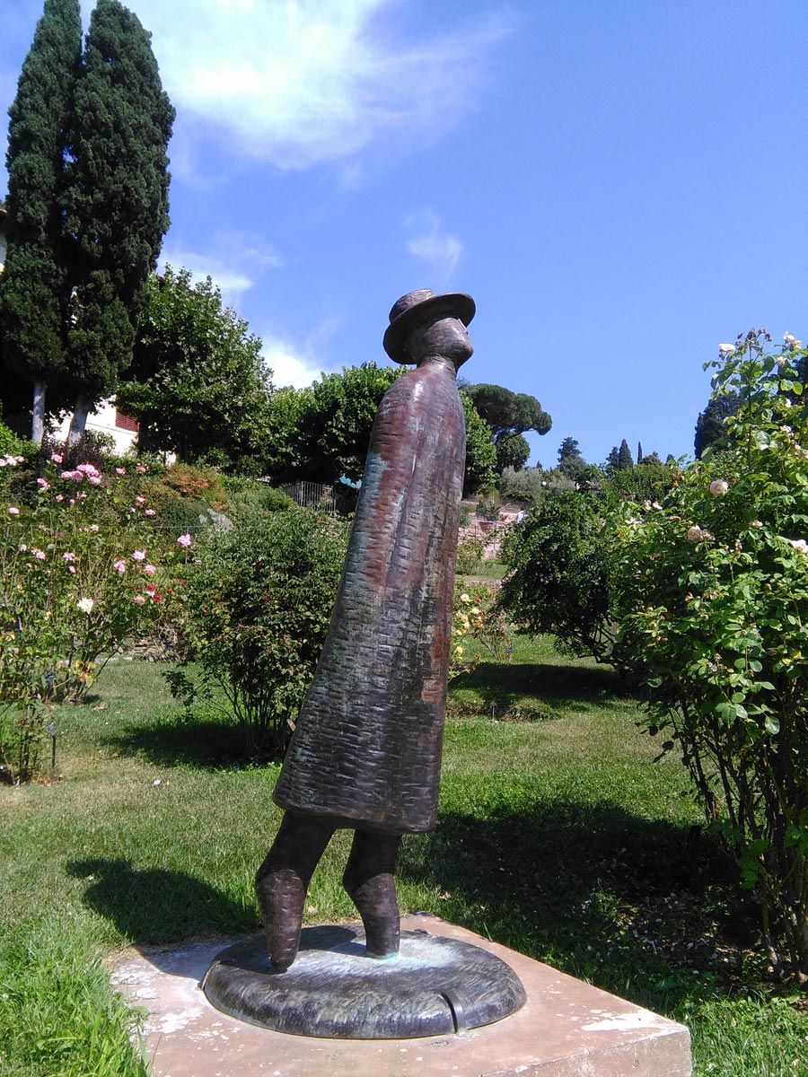 Jean Michel Folon, L'Envol (2002; bronzo, 205 x 89 x 78 cm; Firenze, Giardino delle Rose)
