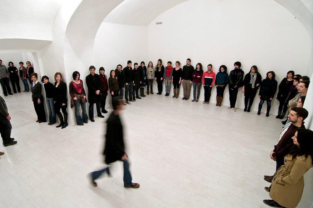 Cristian Bugatti, Sento tutti gli occhi addosso (2010; performance)
