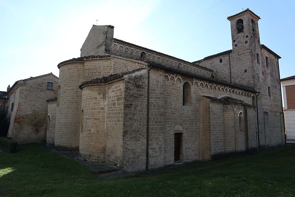 Figura 1. Veduta nord-est dell'abbazia di Santa Maria delle Moie
