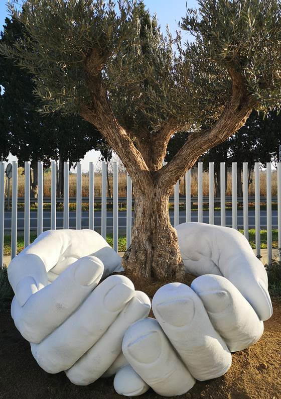 Give di Lorenzo Quinn
 Give di Lorenzo Quinn