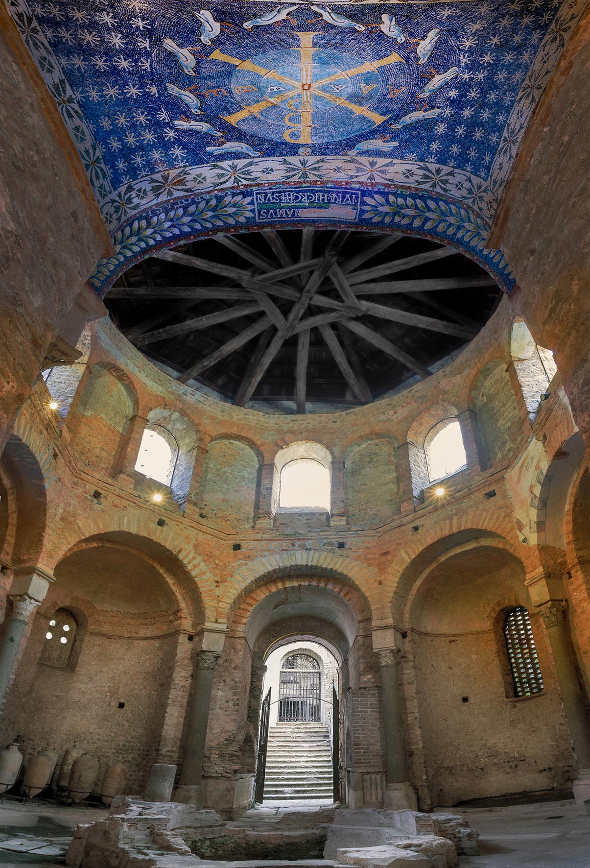 L'interno del battistero di Albenga
