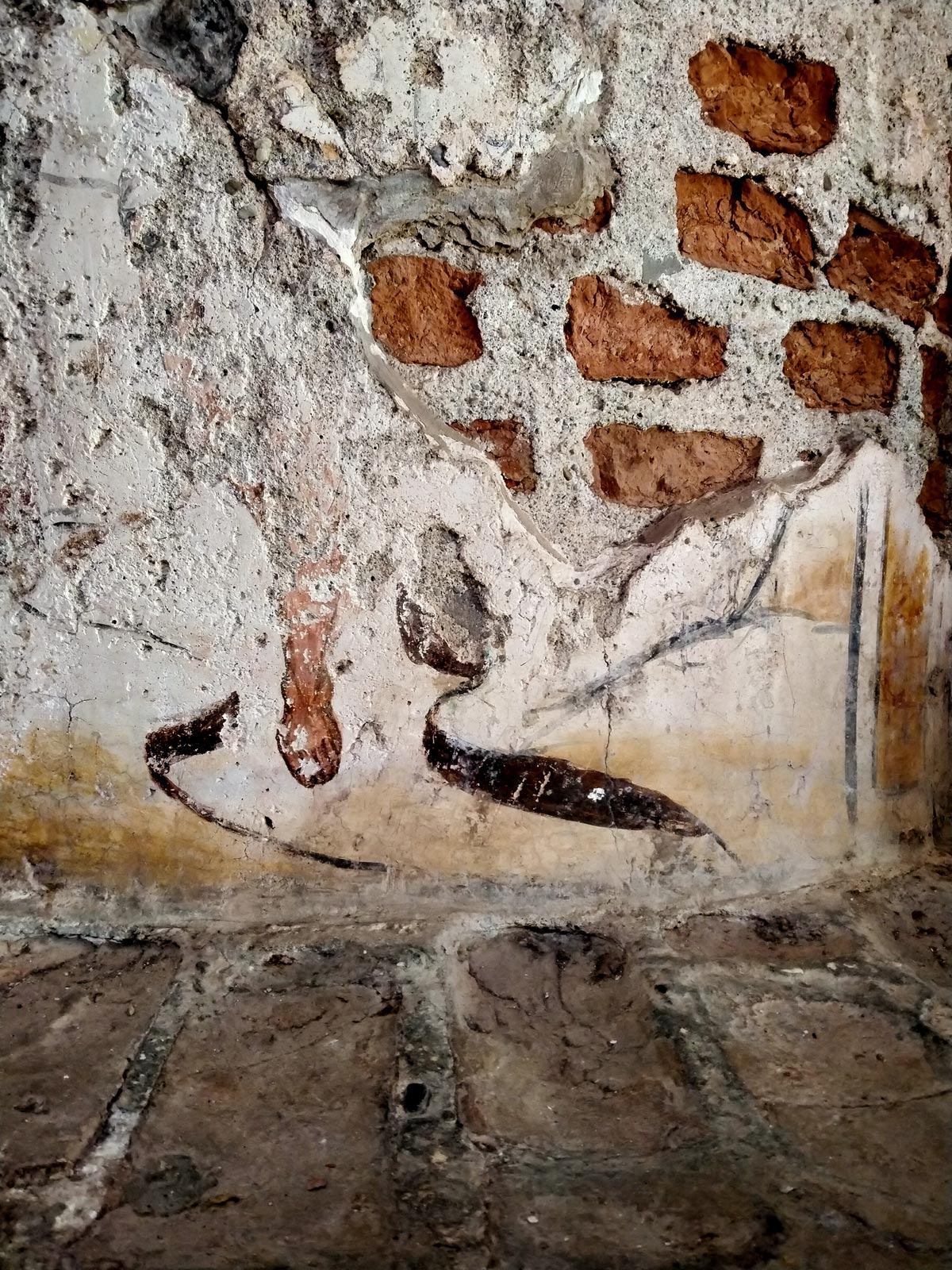 Lacerto di decorazione pittorica sul fonte battesimale medievale
