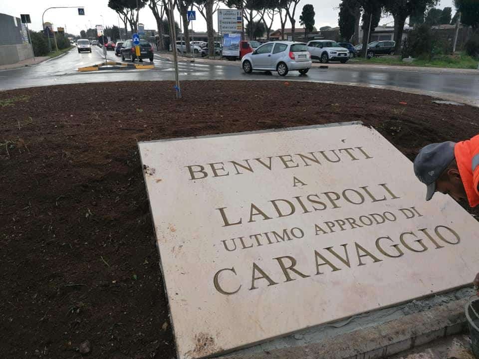 La targa di benvenuto a Ladispoli