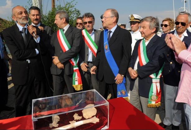 L'arrivo delle presunte ossa di Caravaggio a Porto Ercole nel 2010