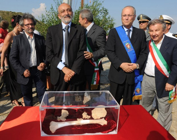 L'arrivo delle presunte ossa di Caravaggio a Porto Ercole nel 2010