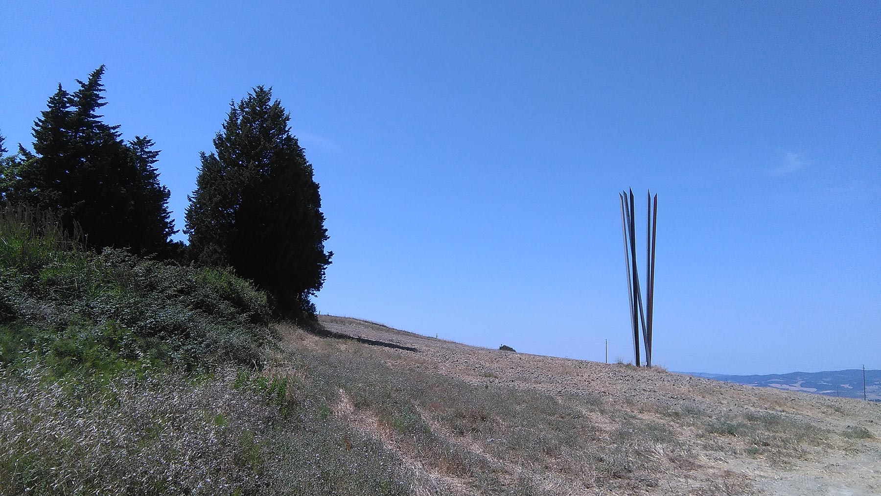 Mauro Staccioli, Al bimbo che non vide crescere il bosco (2009; cinque elementi, rame, ottone, acciaio inox, alluminio, acciaio corten, 1530 x 25 cm ciascuno; Volterra, SR 68, bivio per Mazzolla)
