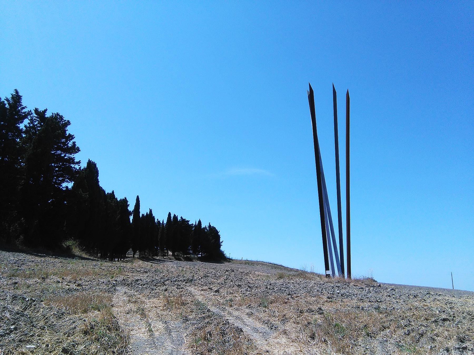 Mauro Staccioli, Al bimbo che non vide crescere il bosco (2009; cinque elementi, rame, ottone, acciaio inox, alluminio, acciaio corten, 1530 x 25 cm ciascuno; Volterra, SR 68, bivio per Mazzolla)
