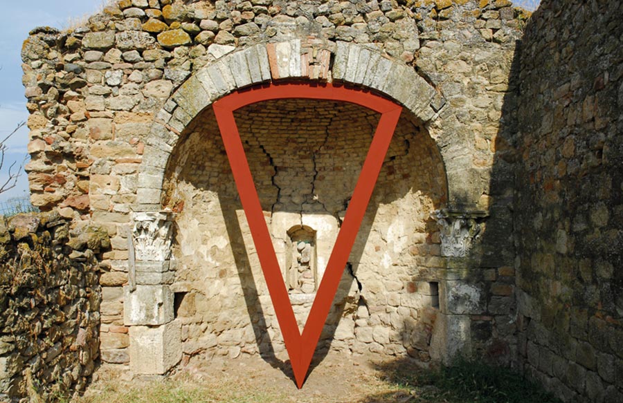 Mauro Staccioli, Corbano (2009; intonaco rosso, 320 x 219 x 6 cm; Volterra, chiesa di Santa Lucia a Corbano)

