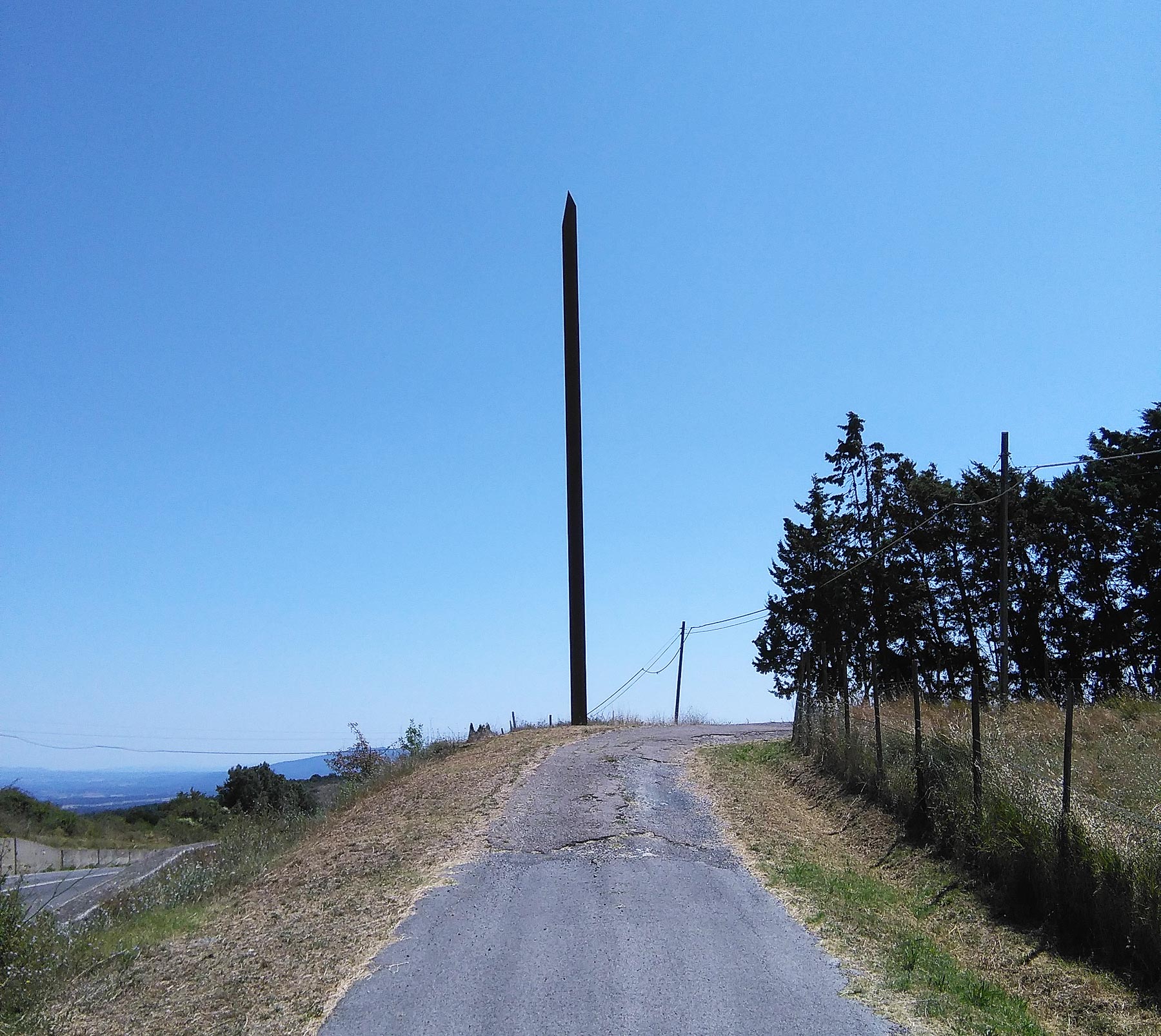 Mauro Staccioli, L'indicatore (2009; acciaio corten, 1780 x 50 cm; Volterra, SR 68 in localitÃ  Spicchiaiola)
