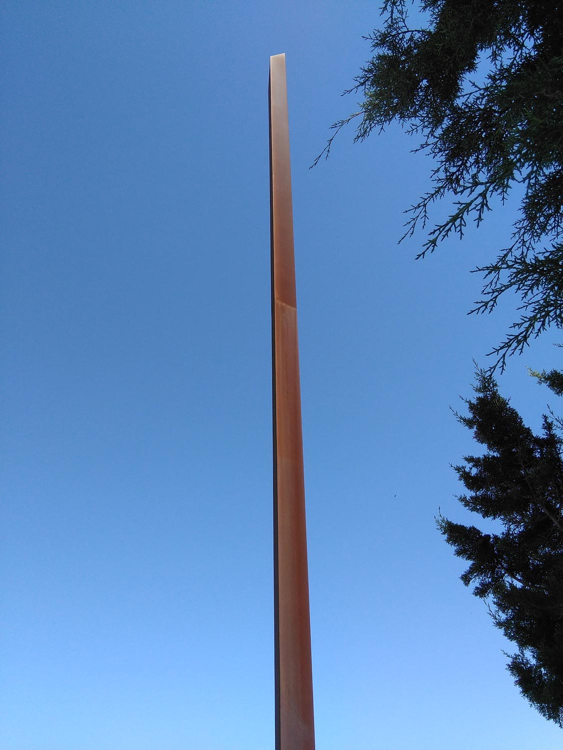 Mauro Staccioli, L'indicatore (2009; acciaio corten, 1780 x 50 cm; Volterra, SR 68 in localitÃ  Spicchiaiola)
