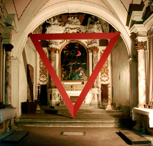 Mauro Staccioli, Omaggio a Giovan Paolo Rossetti (2009; intonaco rosso, 580 x 525 x 28 cm; Volterra, chiesa di San Dalmazio)
