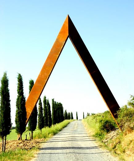 Mauro Staccioli, Portale (2009; acciaio corten, 1000 x 805 x 55 cm; Volterra, Fattoria di Lischeto)
