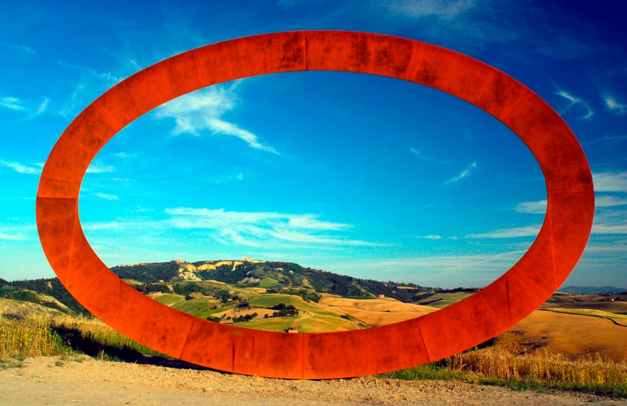 Mauro Staccioli, Primi passi (2009; acciaio corten, 805 x 1300 x 40 cm; Volterra, localitÃ  Piancorboli)
