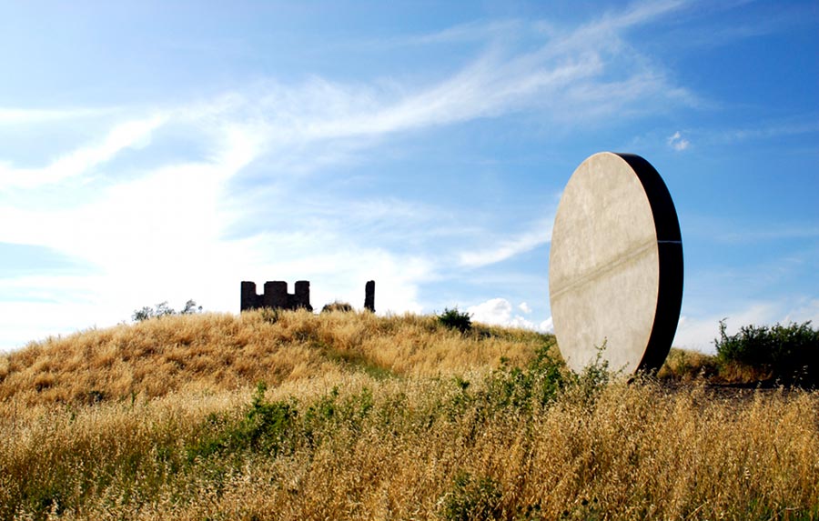 Mauro Staccioli, Tondo pieno (2009; cemento e ferro, 600 x 60 cm; Volterra, SR 68, localitÃ  La Mestola)
