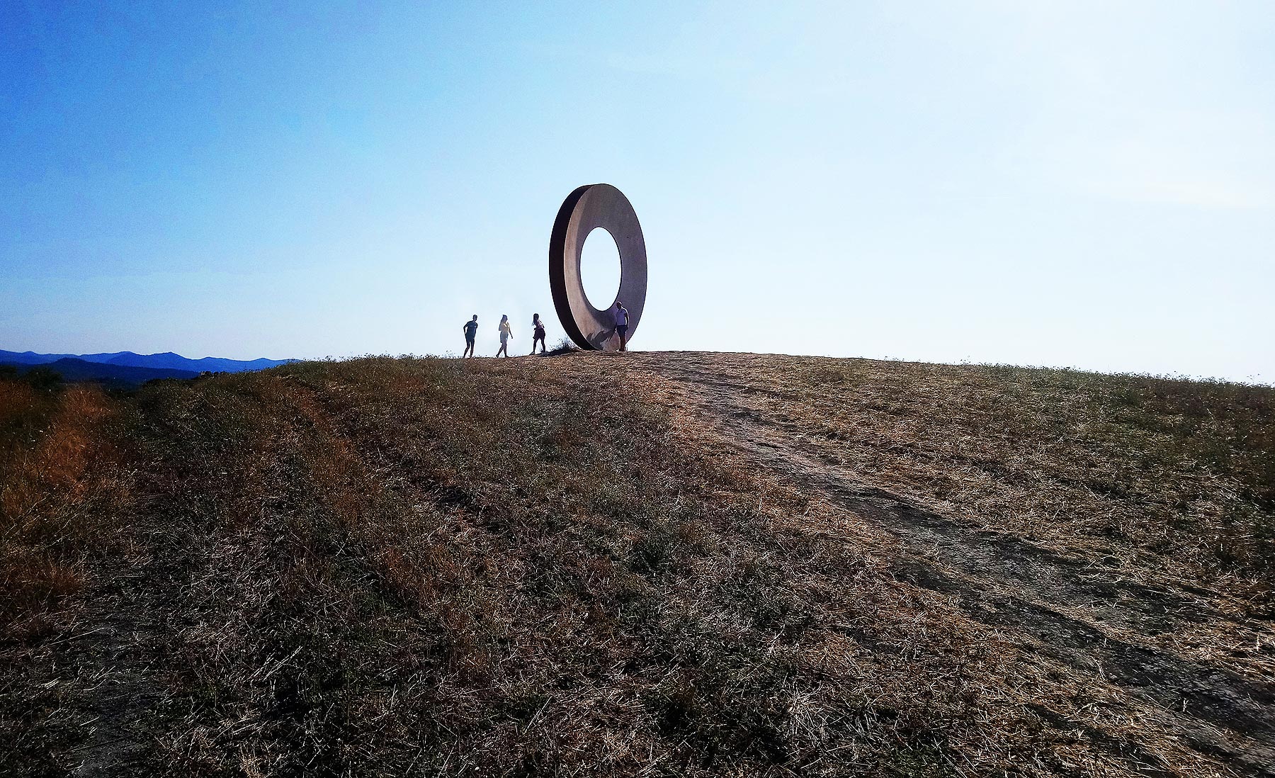 Mauro Staccioli, La Boldria (2009; cemento e ferro, 600 x 60 cm; Volterra, SR 68, localitÃ  La Boldria)
