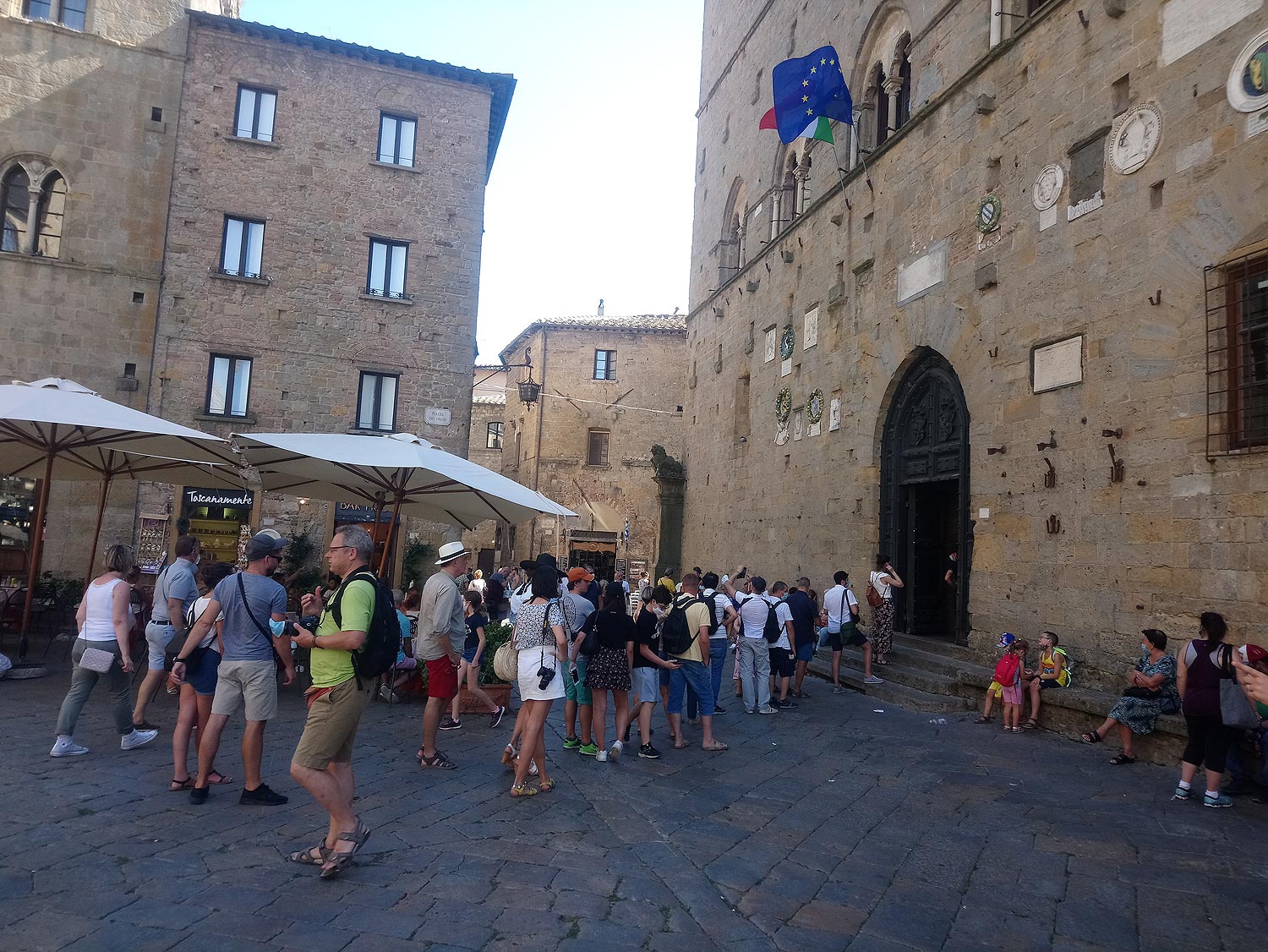 La coda per entrare a Palazzo dei Priori
