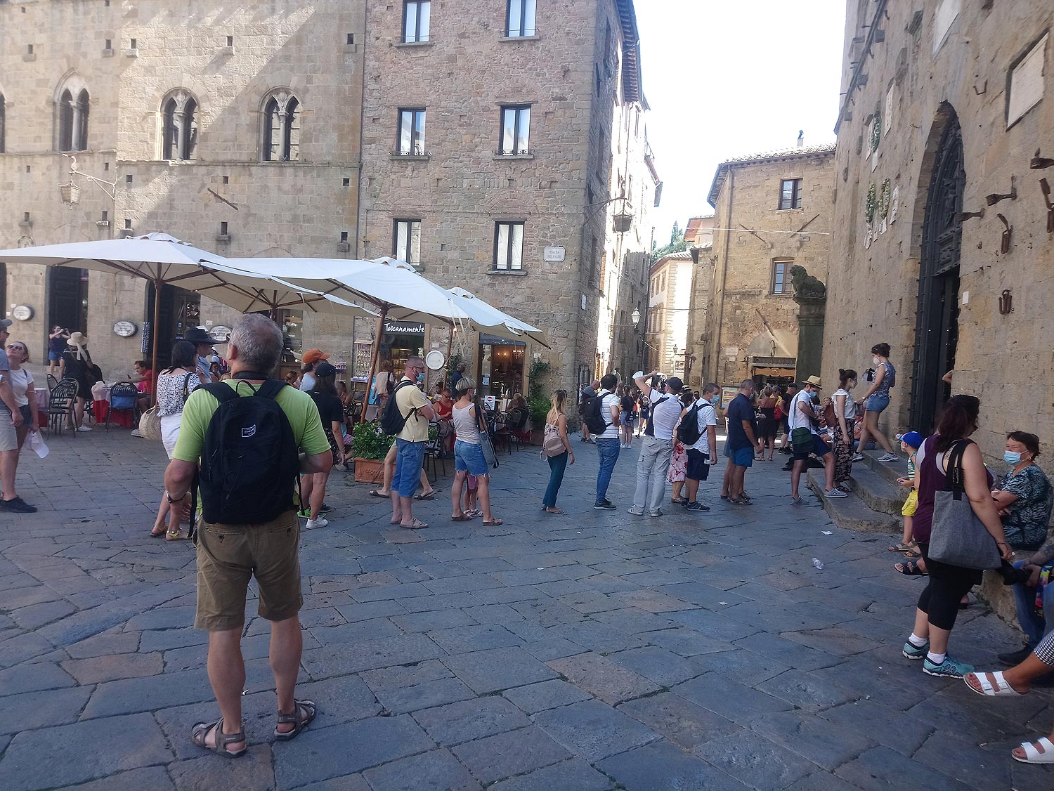 La coda per entrare a Palazzo dei Priori
