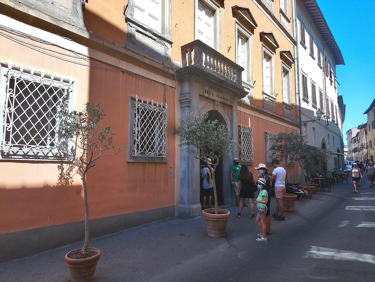 La coda per entrare al Museo Guarnacci
