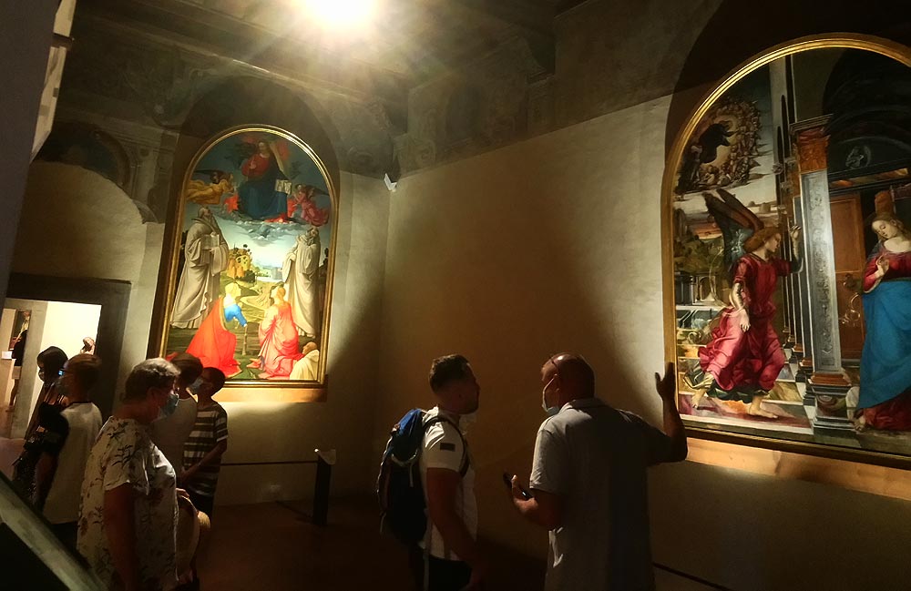 Visitatori davanti all'Annunciazione di Luca Signorelli alla Pinacoteca di Volterra
