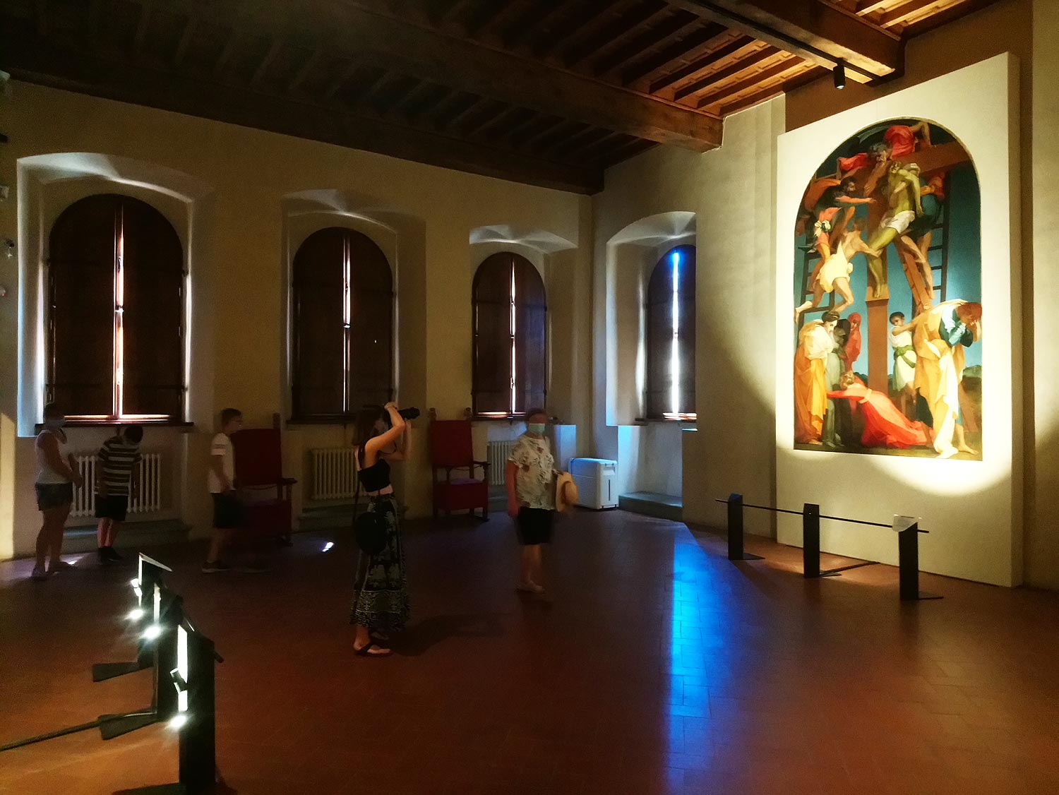 Visitatori davanti alla Deposizione del Rosso Fiorentino alla Pinacoteca di Volterra
