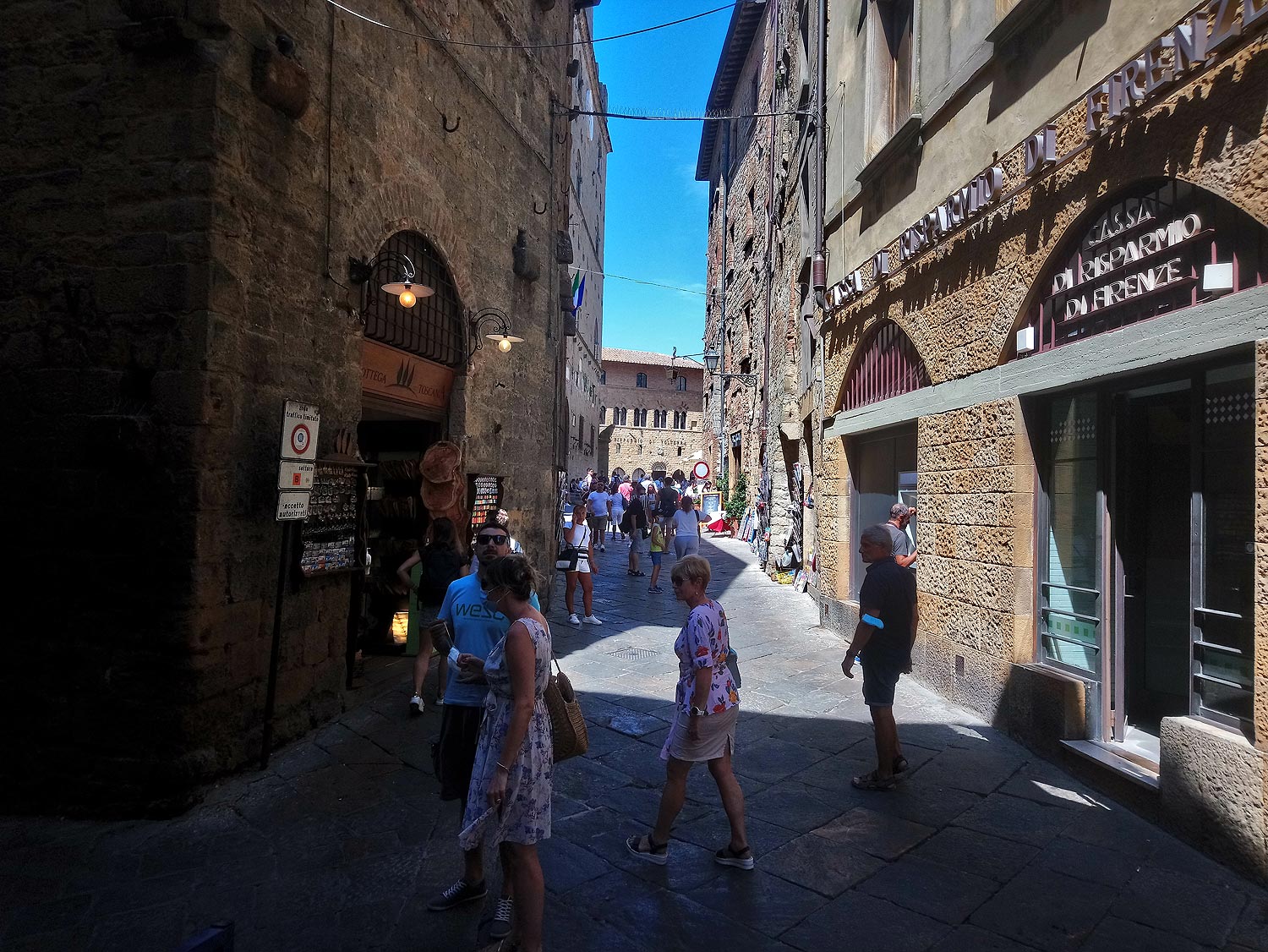 Turisti a Volterra
