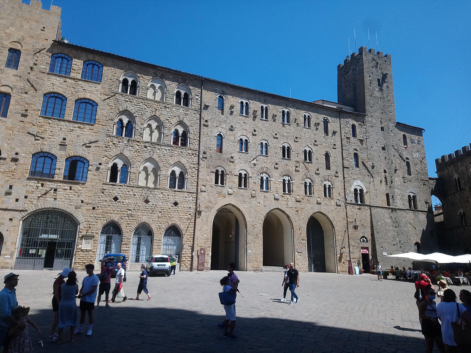 Turisti a Volterra
