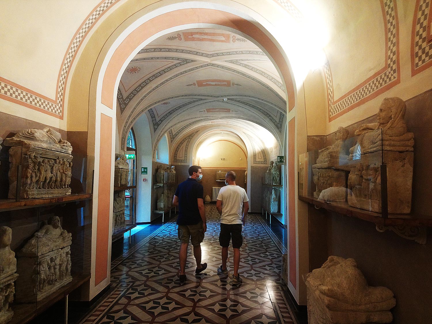 Visitatori nelle sale del Museo Guarnacci
