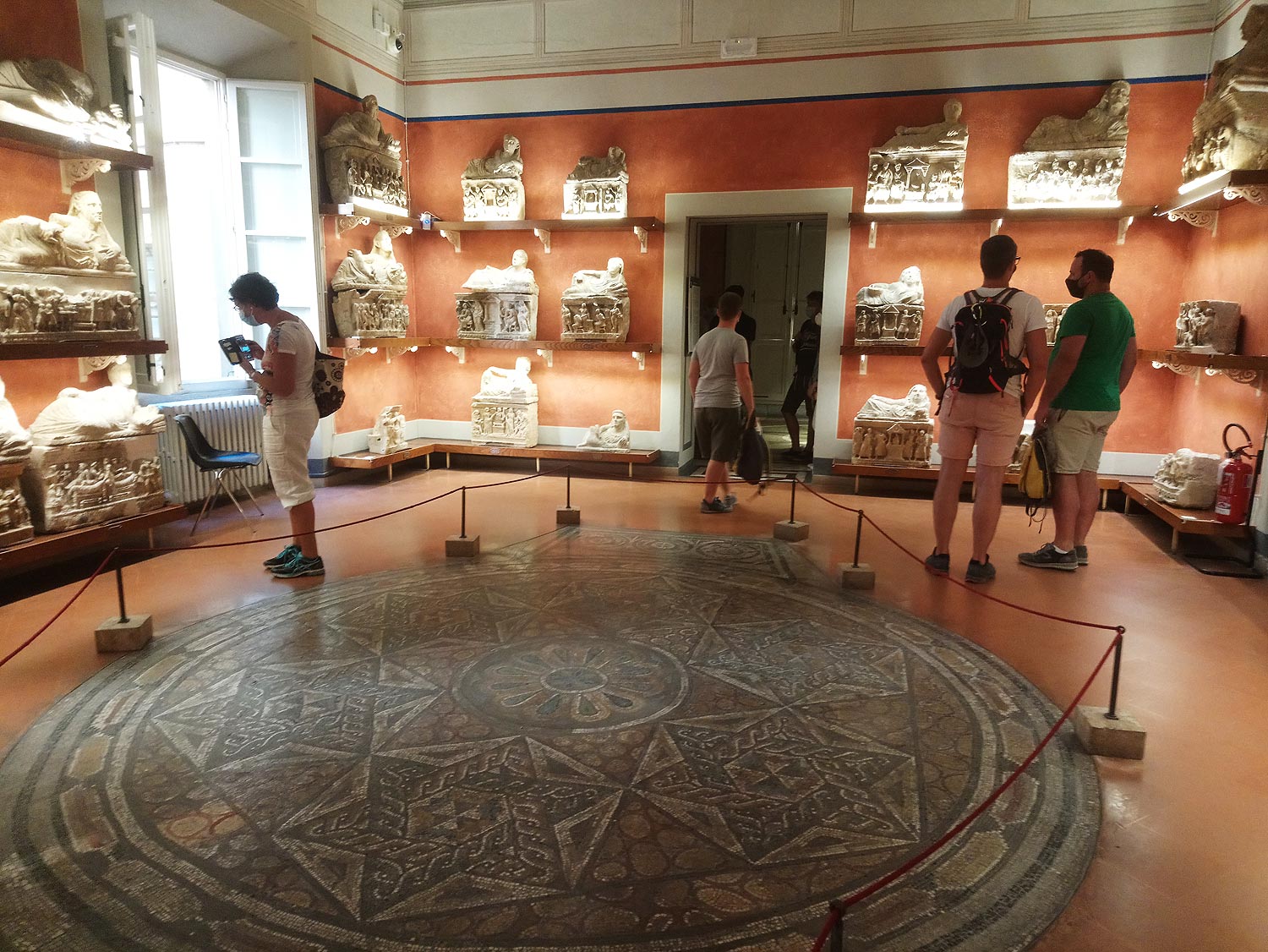 Visitatori nelle sale del Museo Guarnacci
