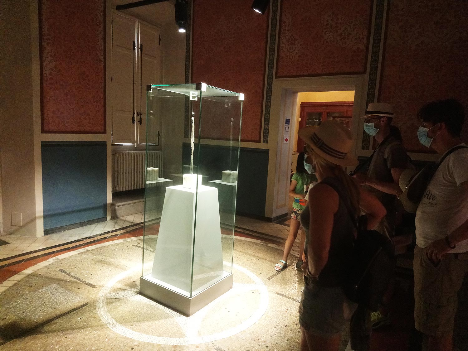 Visitatori osservano l'Ombra della sera al Museo Guarnacci
