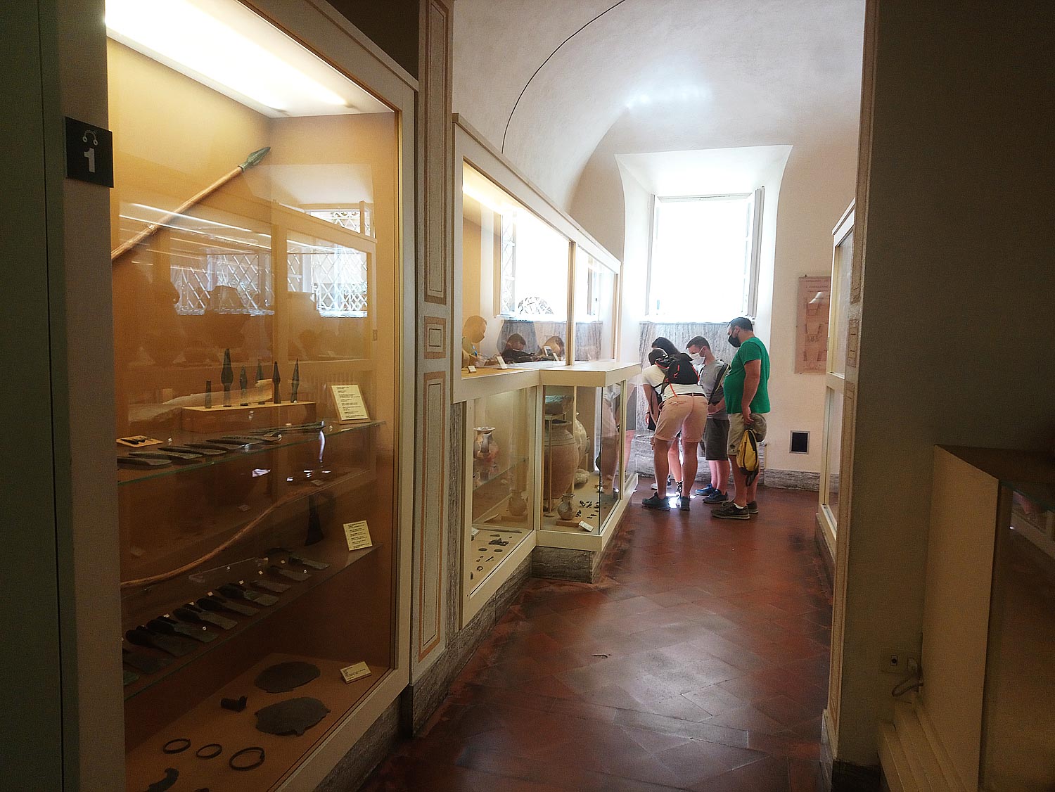 Visitatori nelle sale del Museo Guarnacci
