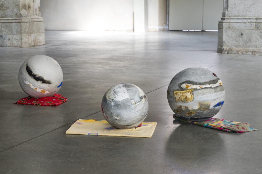 Rossella Biscotti, A shirt, blue pants, blue jeans, a towel (2018; 24 sculture, tessuti, dimensioni variabili). Installation view, chiesa di Sankt Peter, Colonia (208). Ph. Credit Christopher Clem Franken
 Rossella Biscotti, A shirt, blue pants, blue jeans, a towel (2018; 24 sculture, tessuti, dimensioni variabili). Installation view, chiesa di Sankt Peter, Colonia (208). Ph. Credit Christopher Clem Franken