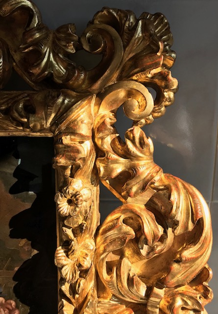 La cornice durante il restauro. Emerge la doratura a bolo.
 La cornice durante il restauro. Emerge la doratura a bolo.